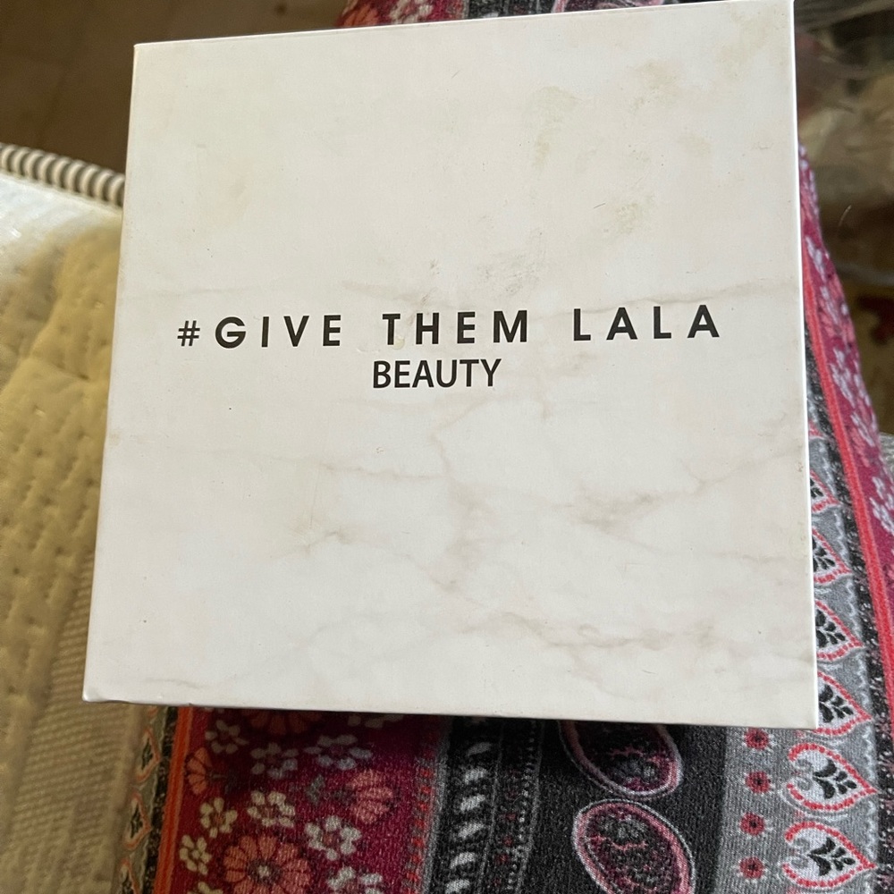 Give them lala beauty eyeshadow pallet